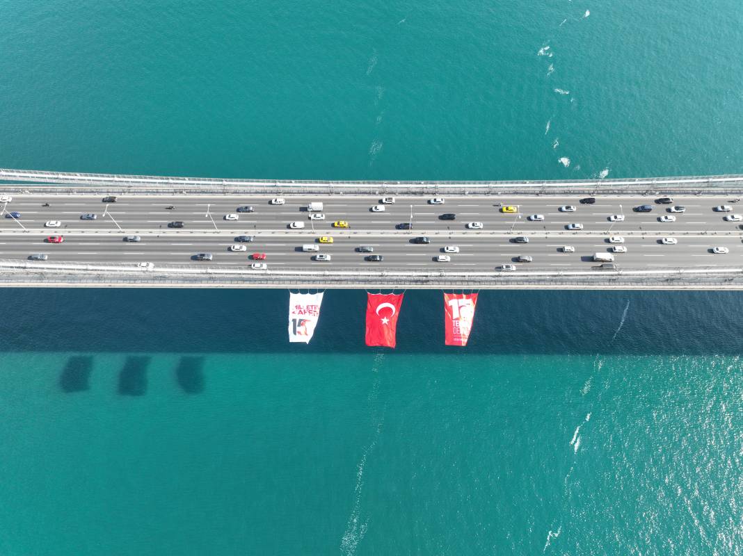 İstanbul'daki köprülere Türk bayrağı asıldı 2